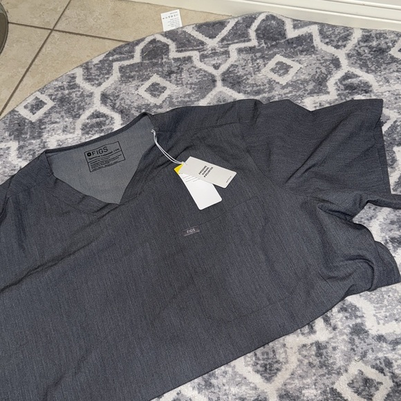 FIGS Scrub Top for Men -3 Pockets,  V-Neck, 4-Way Stretch, Moisture-Wicking - Picture 2 of 8